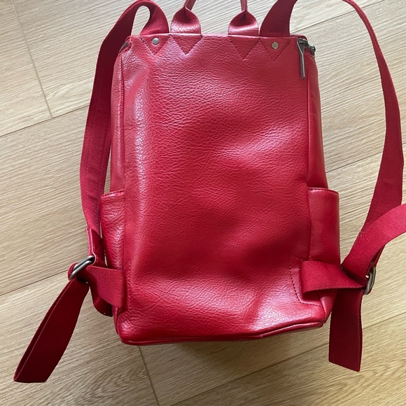 Matt & Nat Brave Backpack in red vegan leather - Picture 2 of 7